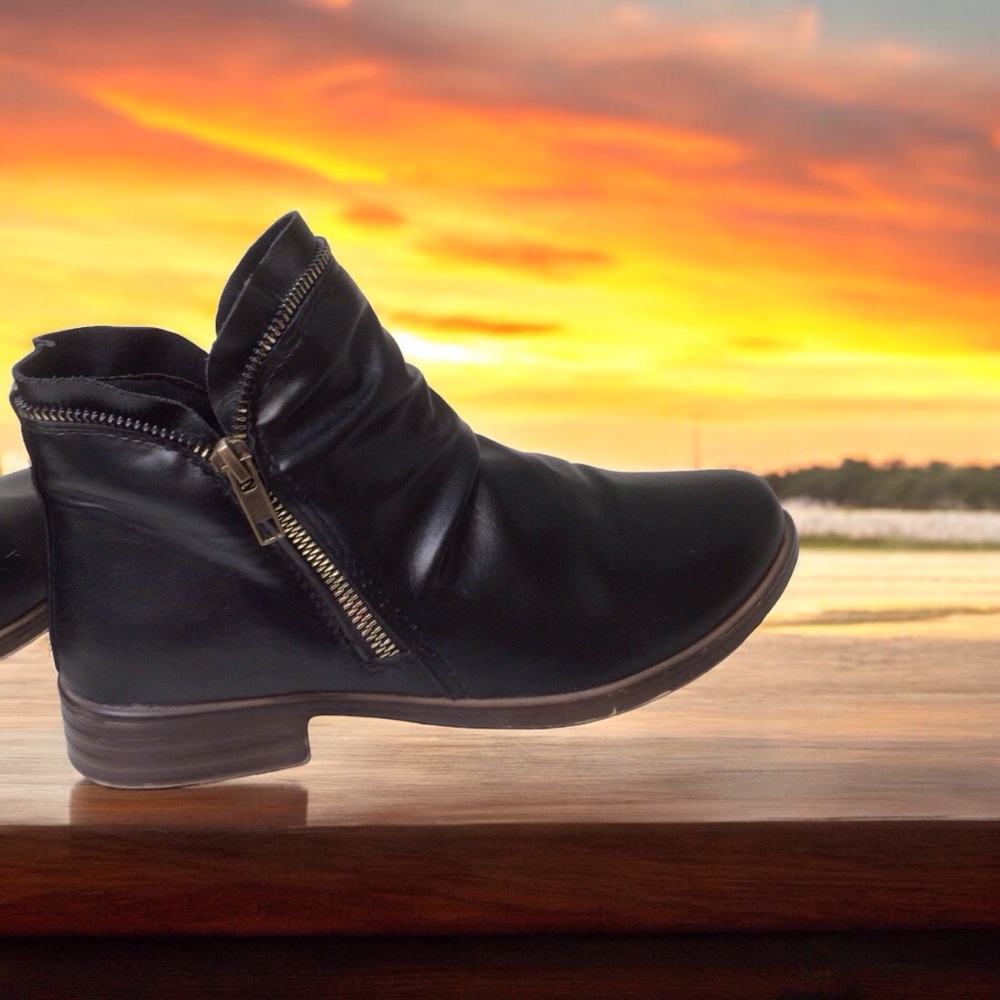Elegant Black Ankle Boots with Zipper Accent